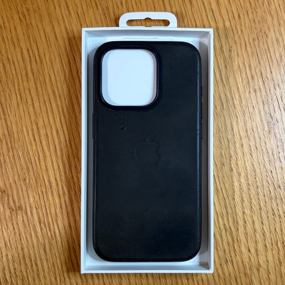 Apple FineWoven Case - Picture 9 of 11